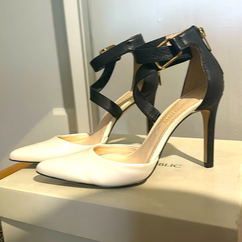 BANANA REPUBLIC JOVANA black and white heels